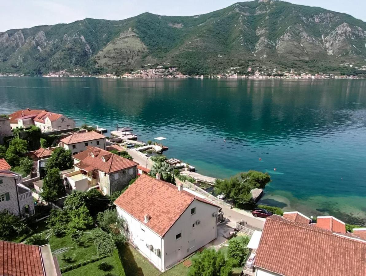 Waterfront Apartment Petrovina Kotor Bagian luar foto
