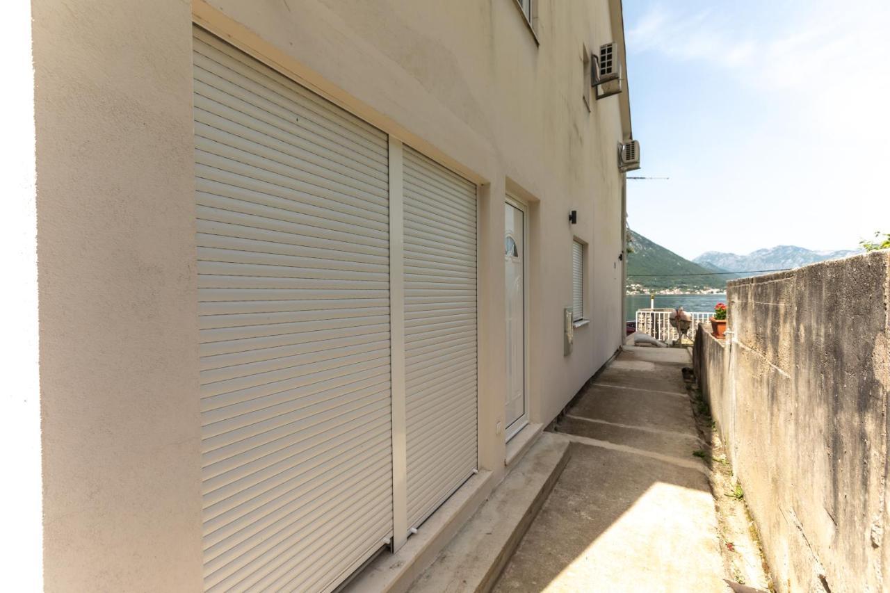 Waterfront Apartment Petrovina Kotor Bagian luar foto