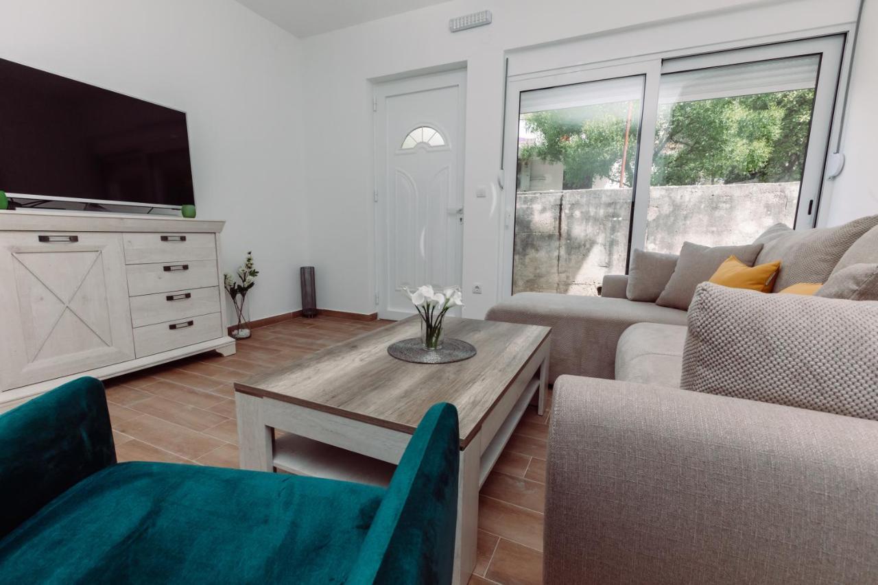 Waterfront Apartment Petrovina Kotor Bagian luar foto