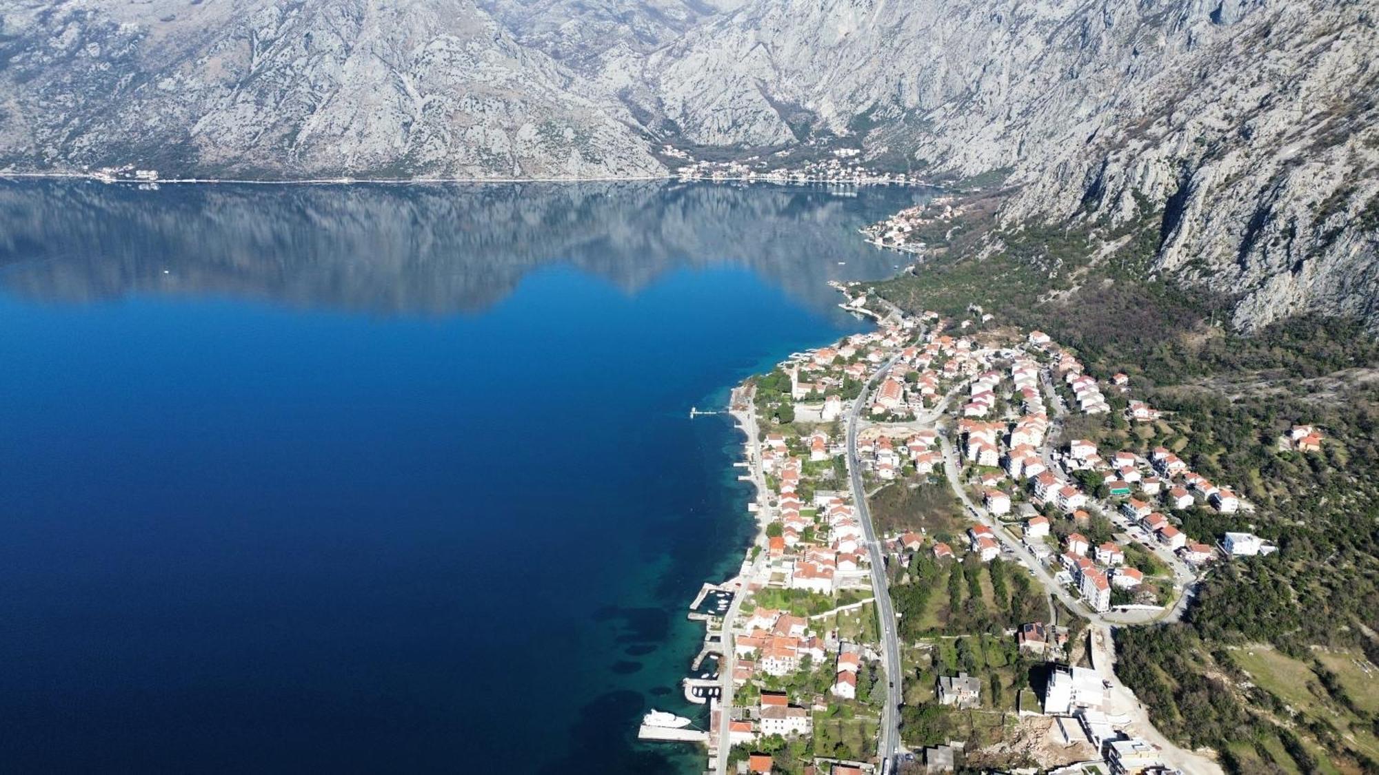 Waterfront Apartment Petrovina Kotor Bagian luar foto