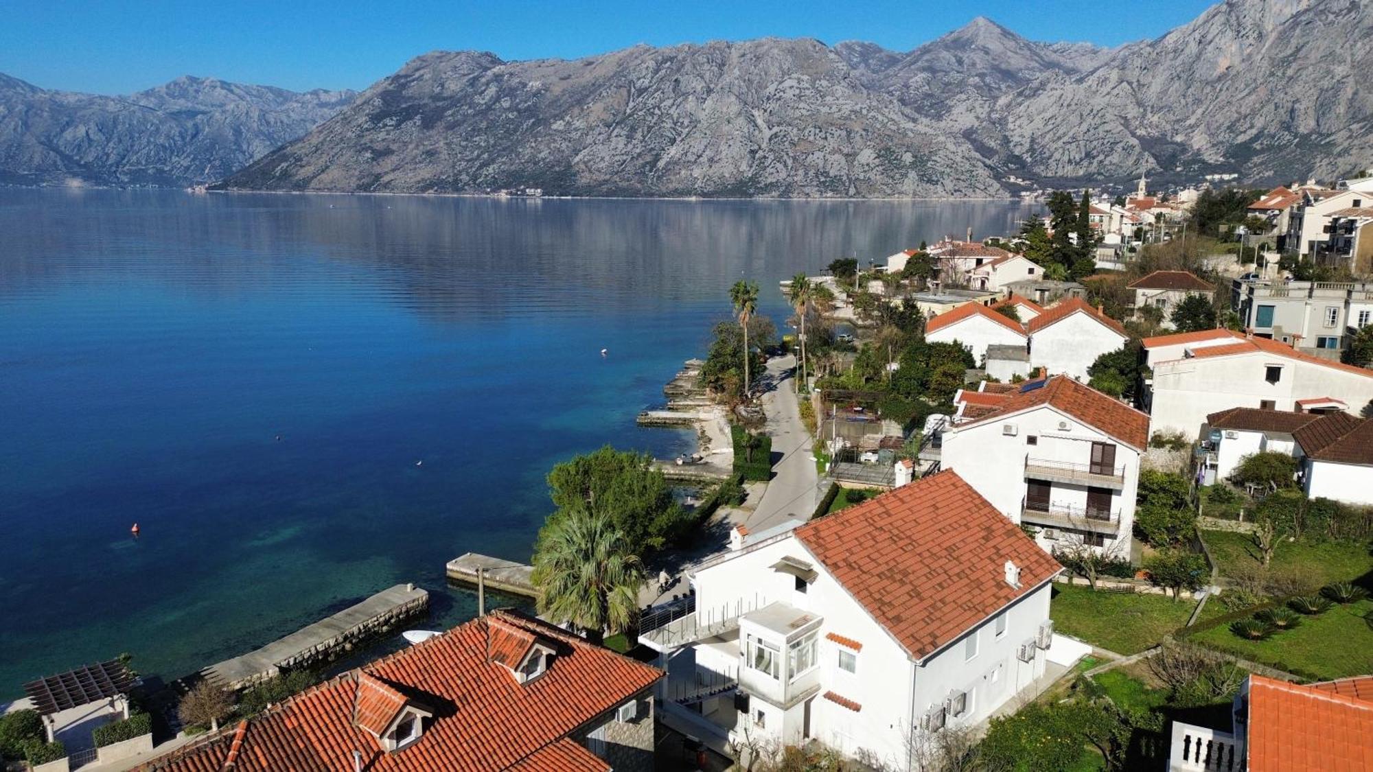 Waterfront Apartment Petrovina Kotor Bagian luar foto