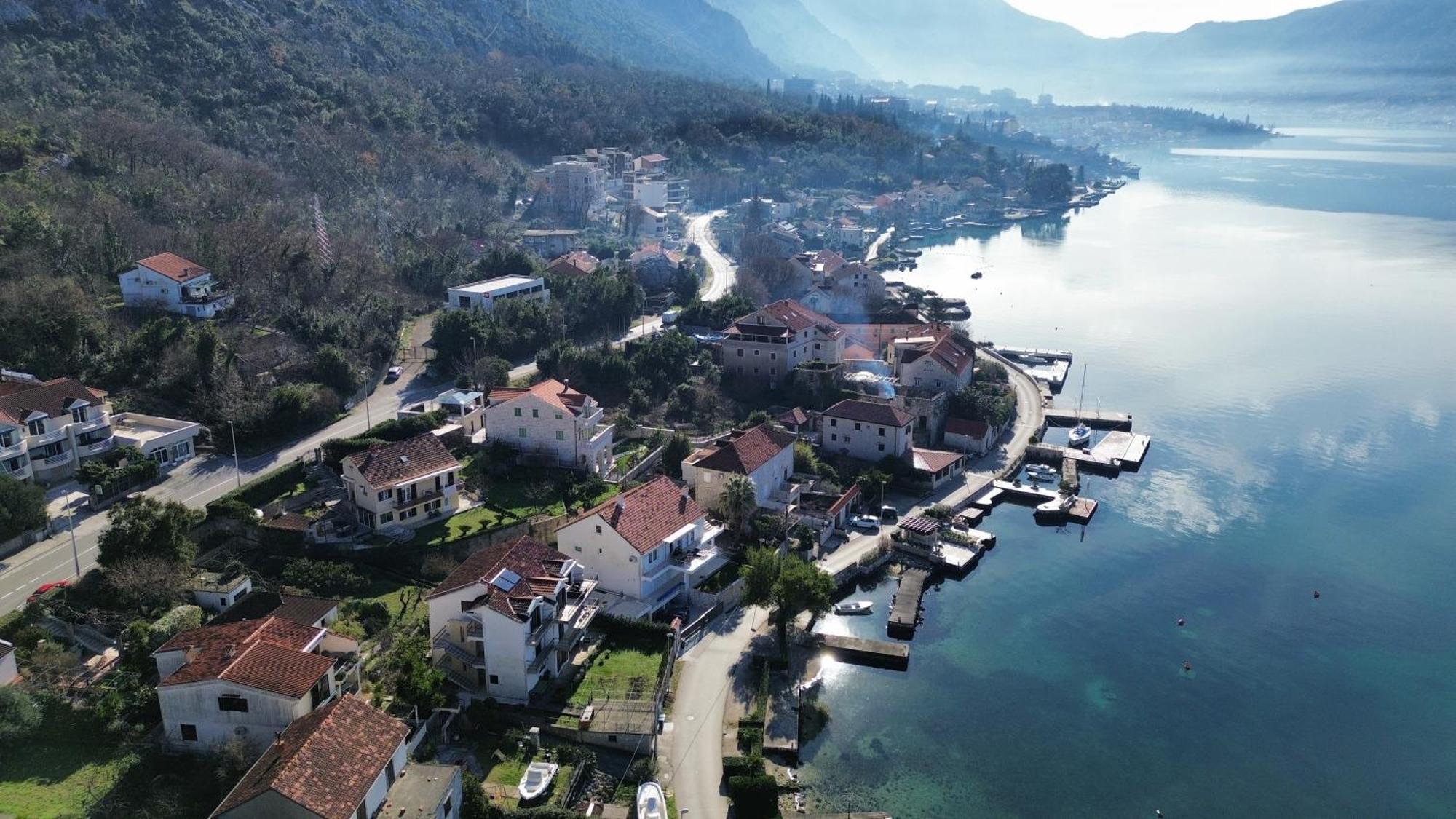Waterfront Apartment Petrovina Kotor Bagian luar foto
