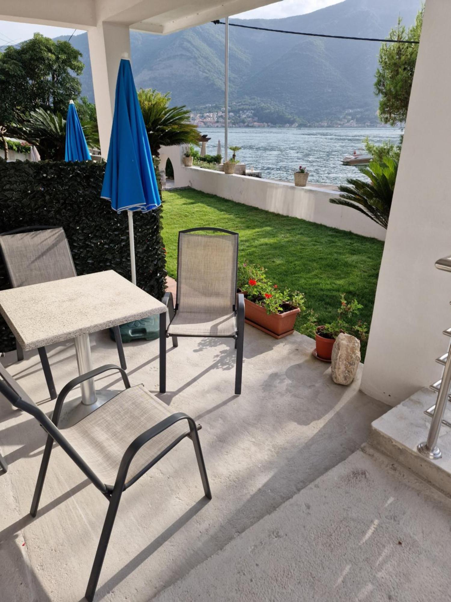 Waterfront Apartment Petrovina Kotor Bagian luar foto