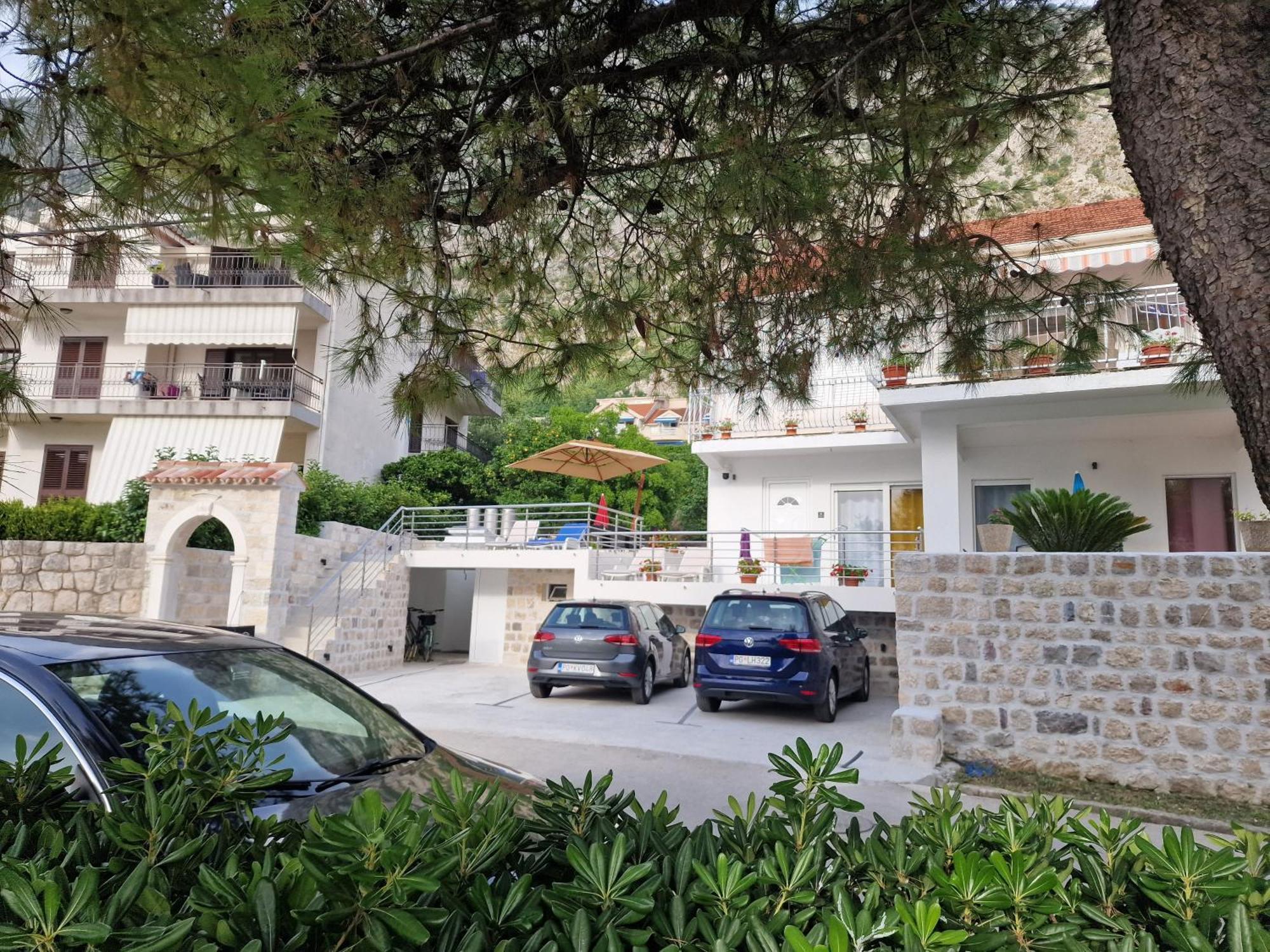 Waterfront Apartment Petrovina Kotor Bagian luar foto