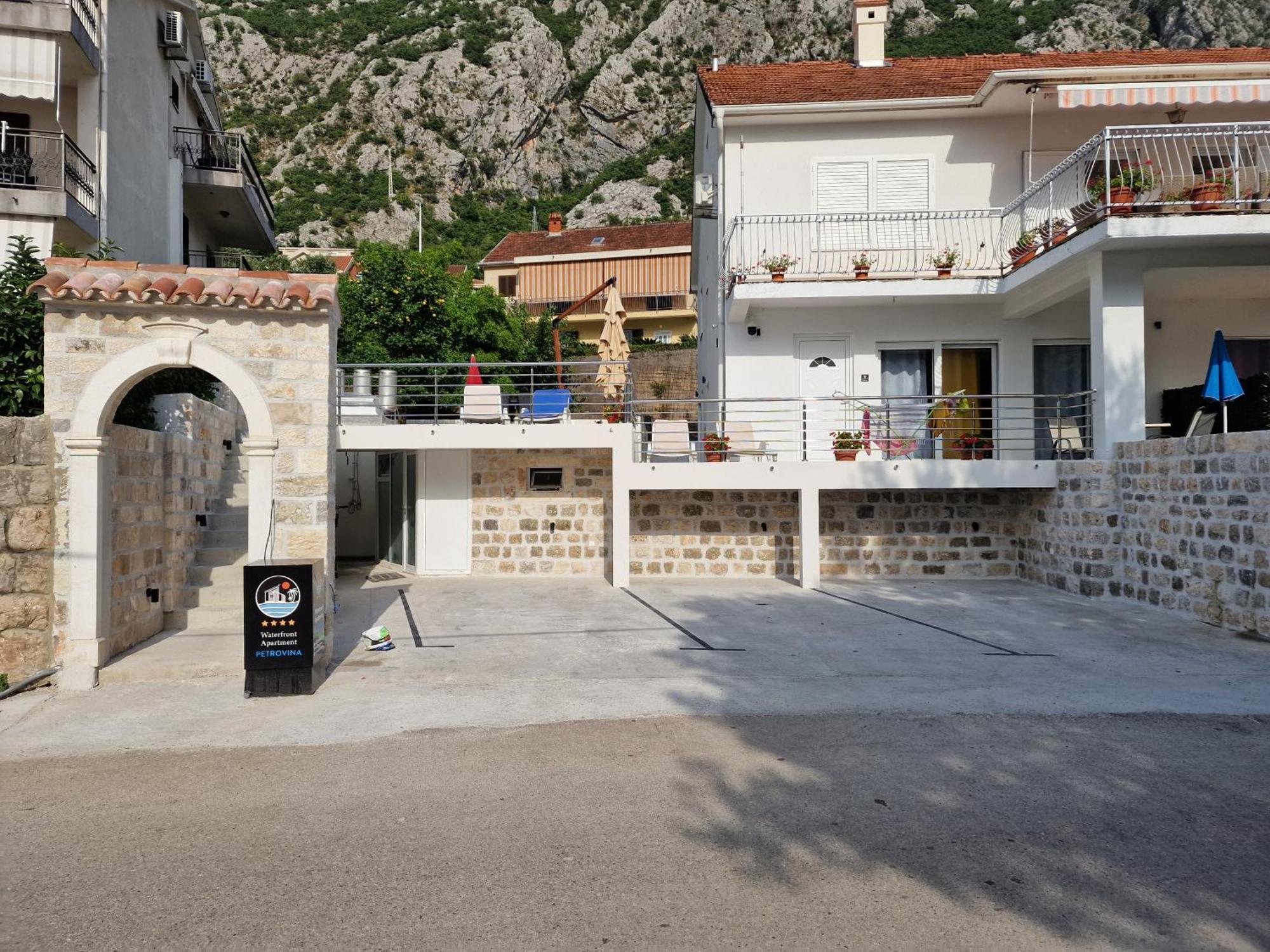 Waterfront Apartment Petrovina Kotor Bagian luar foto