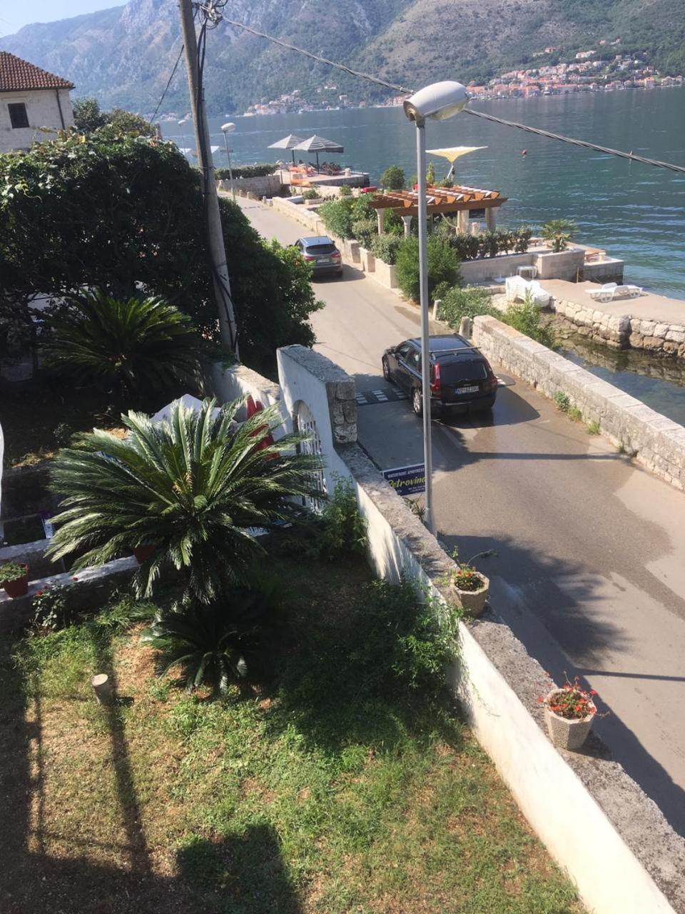 Waterfront Apartment Petrovina Kotor Bagian luar foto
