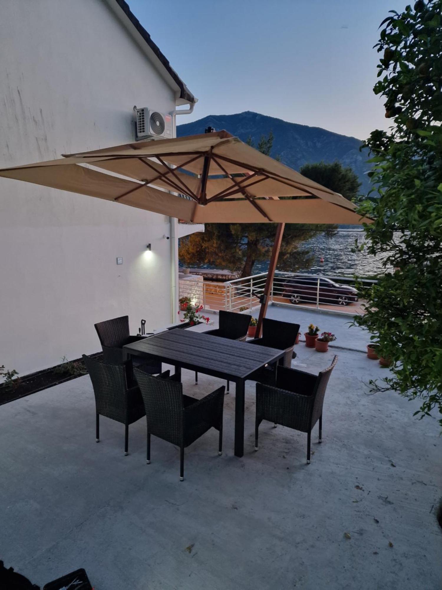 Waterfront Apartment Petrovina Kotor Bagian luar foto