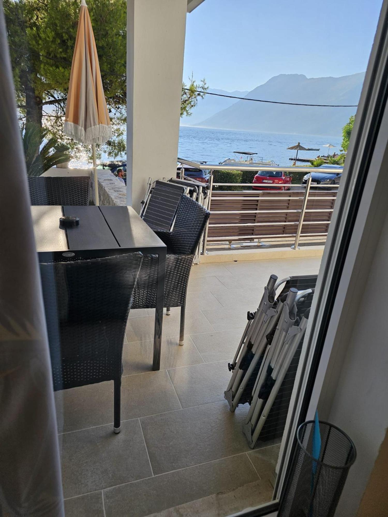 Waterfront Apartment Petrovina Kotor Bagian luar foto